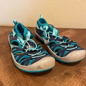 Keen closed toe kids water shoes